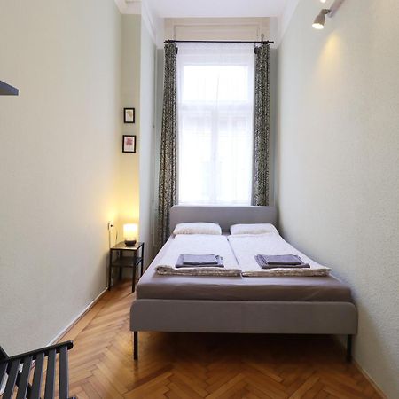 Joseph Boulevard Apartment - 3Bdr, 2Bath, 8Ppl Budapest Eksteriør billede