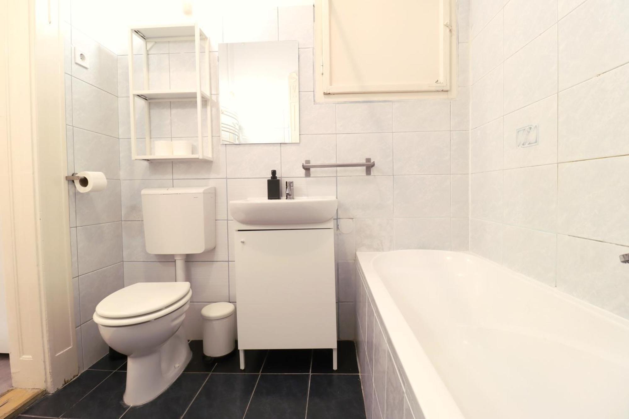 Joseph Boulevard Apartment - 3Bdr, 2Bath, 8Ppl Budapest Eksteriør billede