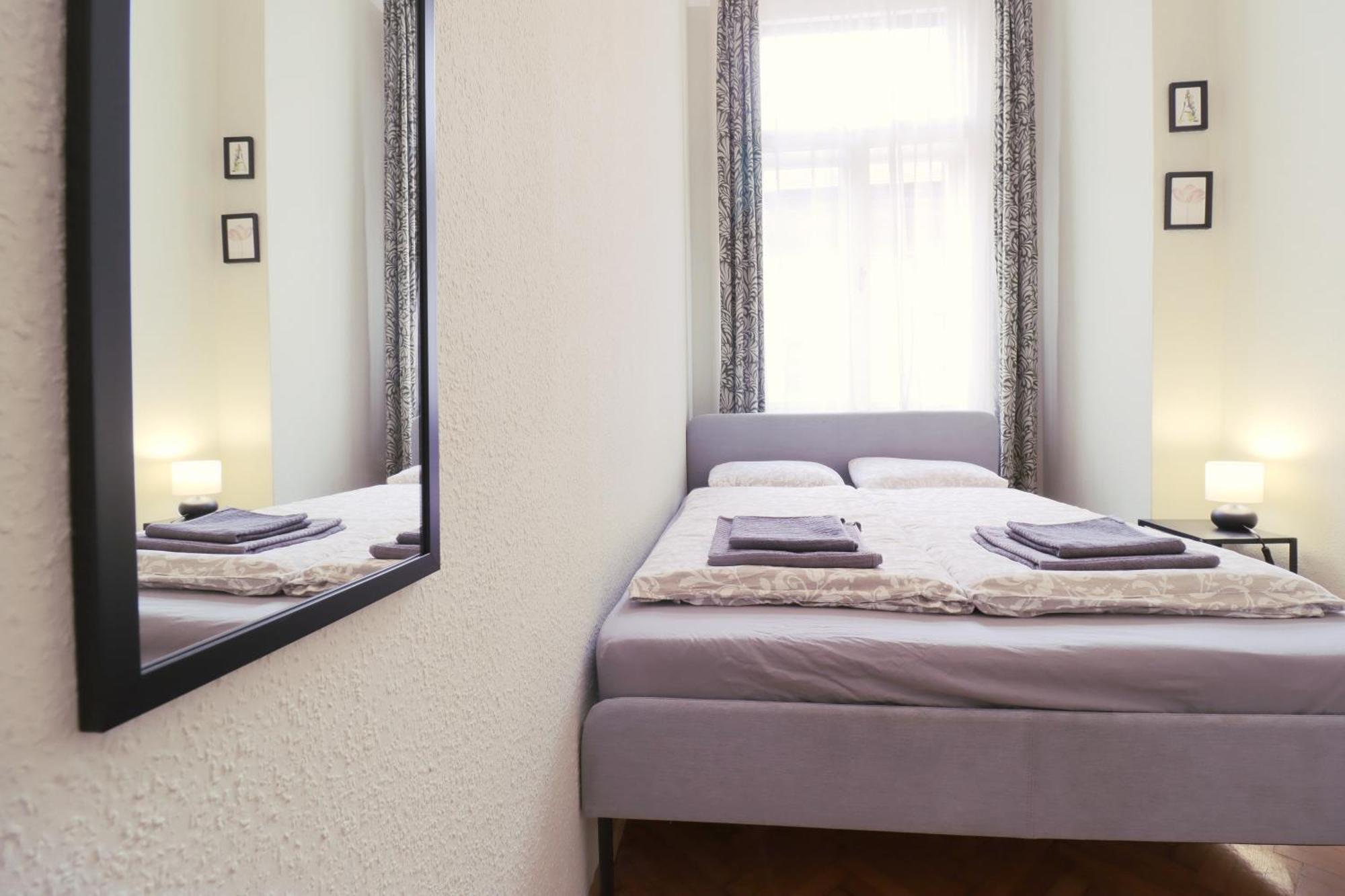 Joseph Boulevard Apartment - 3Bdr, 2Bath, 8Ppl Budapest Eksteriør billede