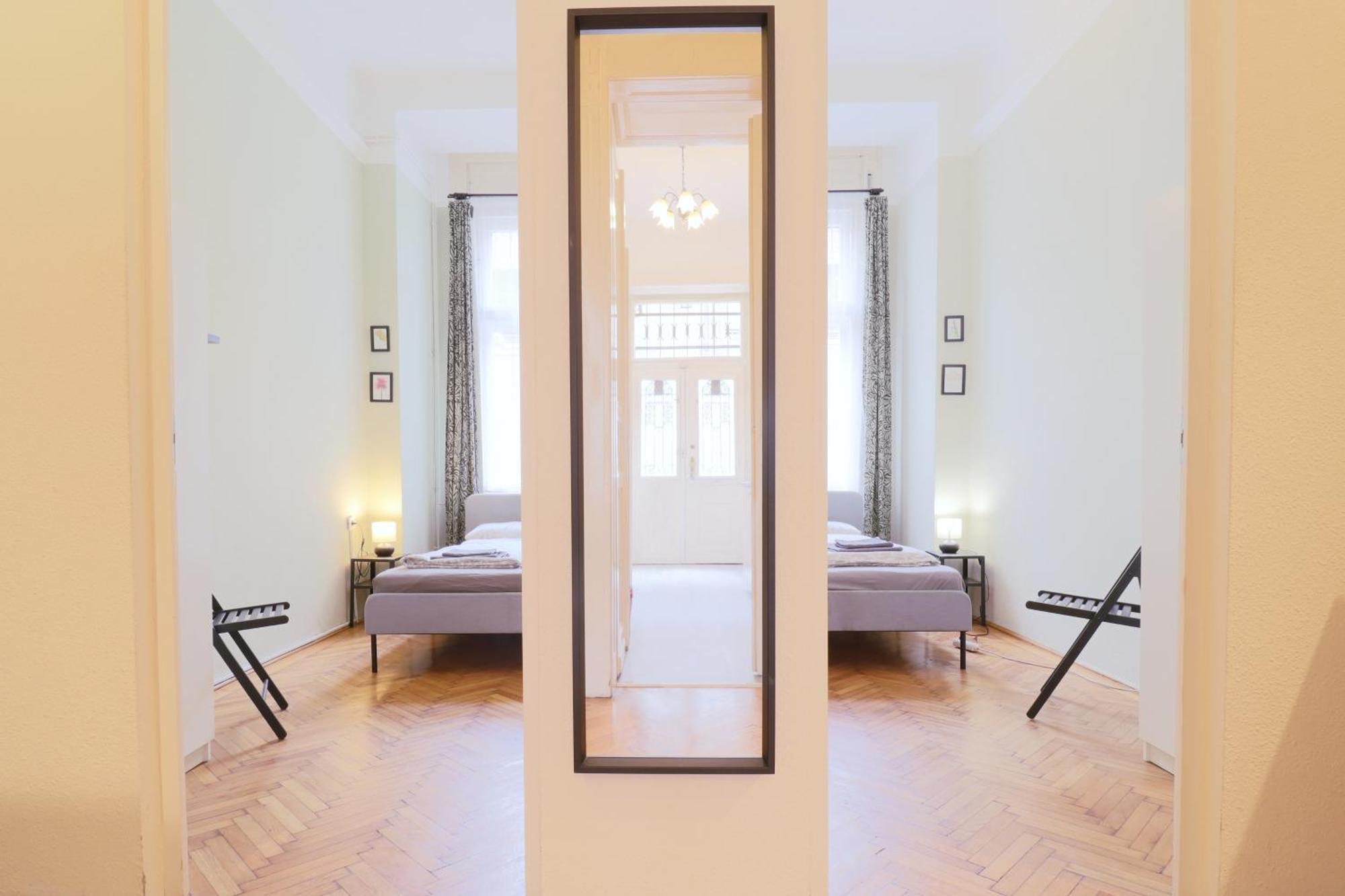 Joseph Boulevard Apartment - 3Bdr, 2Bath, 8Ppl Budapest Eksteriør billede