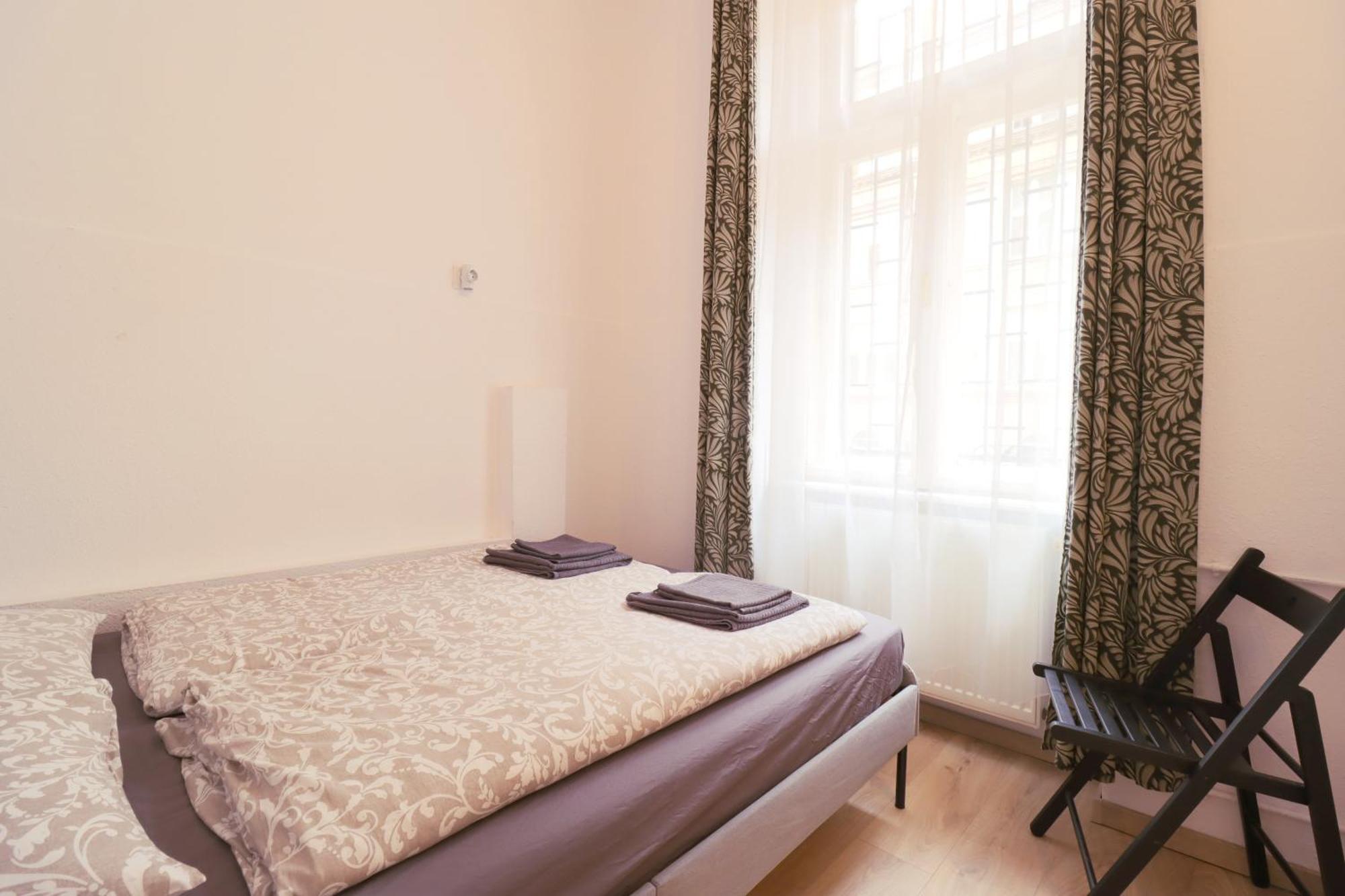 Joseph Boulevard Apartment - 3Bdr, 2Bath, 8Ppl Budapest Eksteriør billede