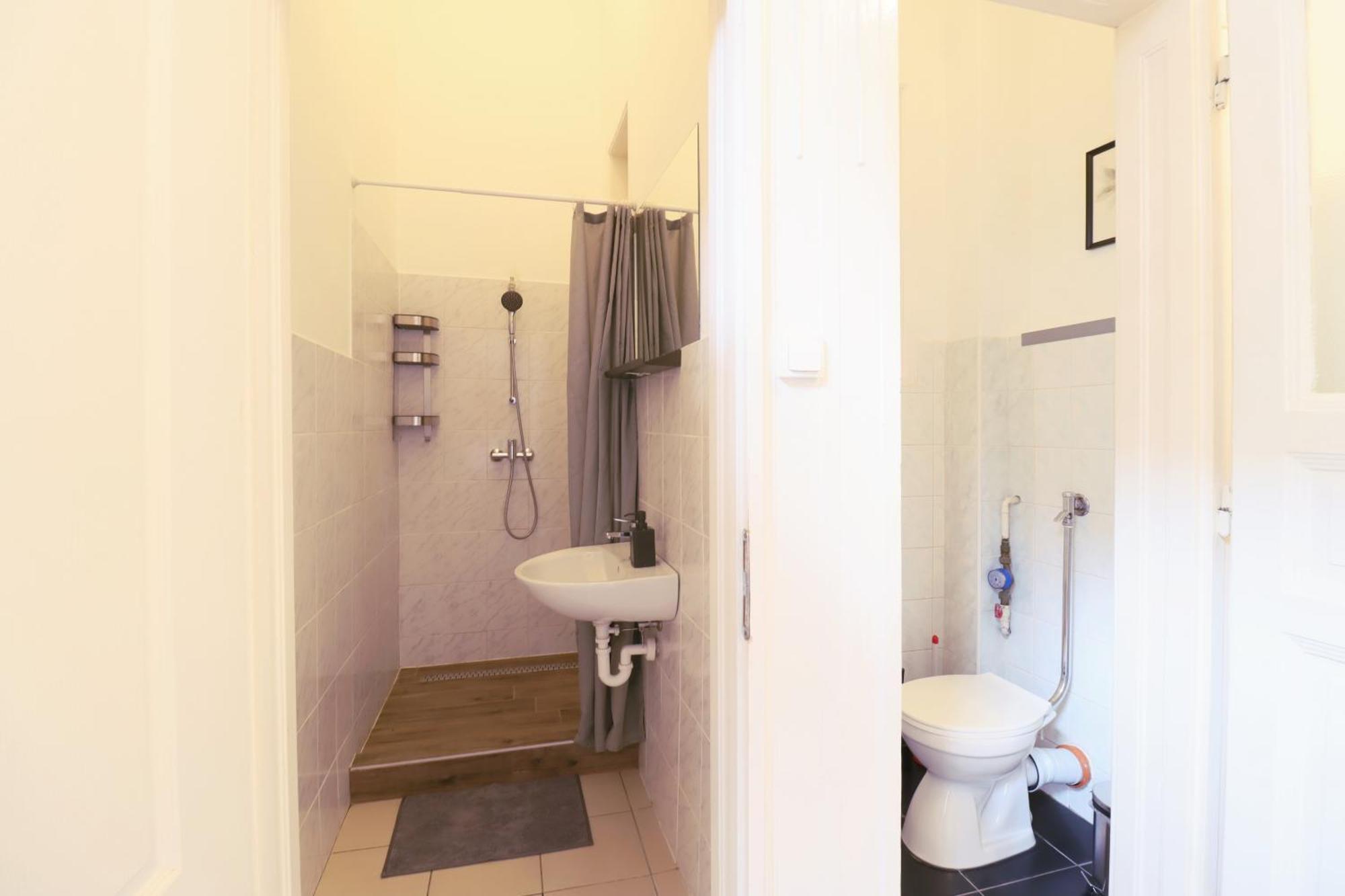 Joseph Boulevard Apartment - 3Bdr, 2Bath, 8Ppl Budapest Eksteriør billede