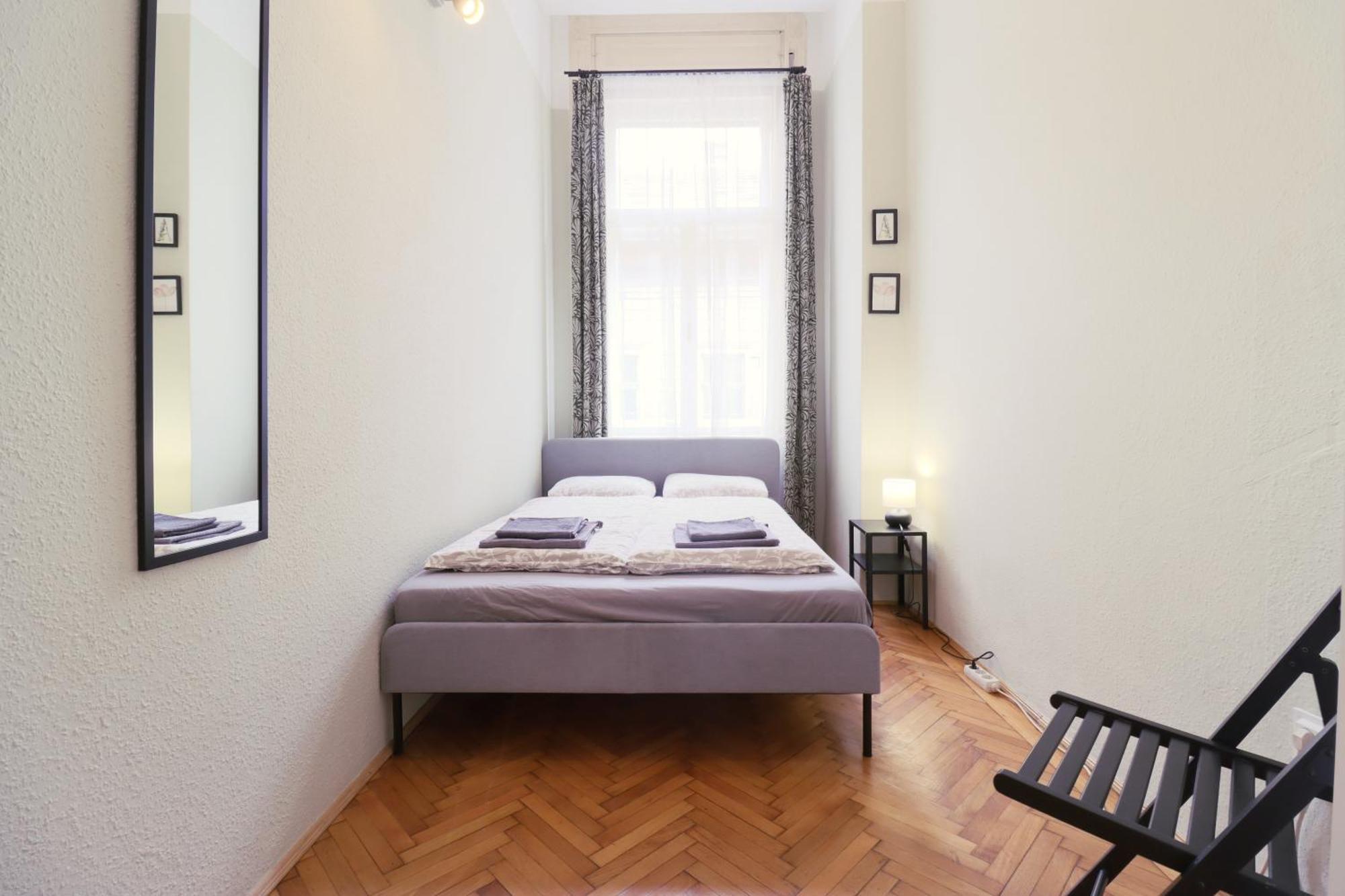 Joseph Boulevard Apartment - 3Bdr, 2Bath, 8Ppl Budapest Eksteriør billede