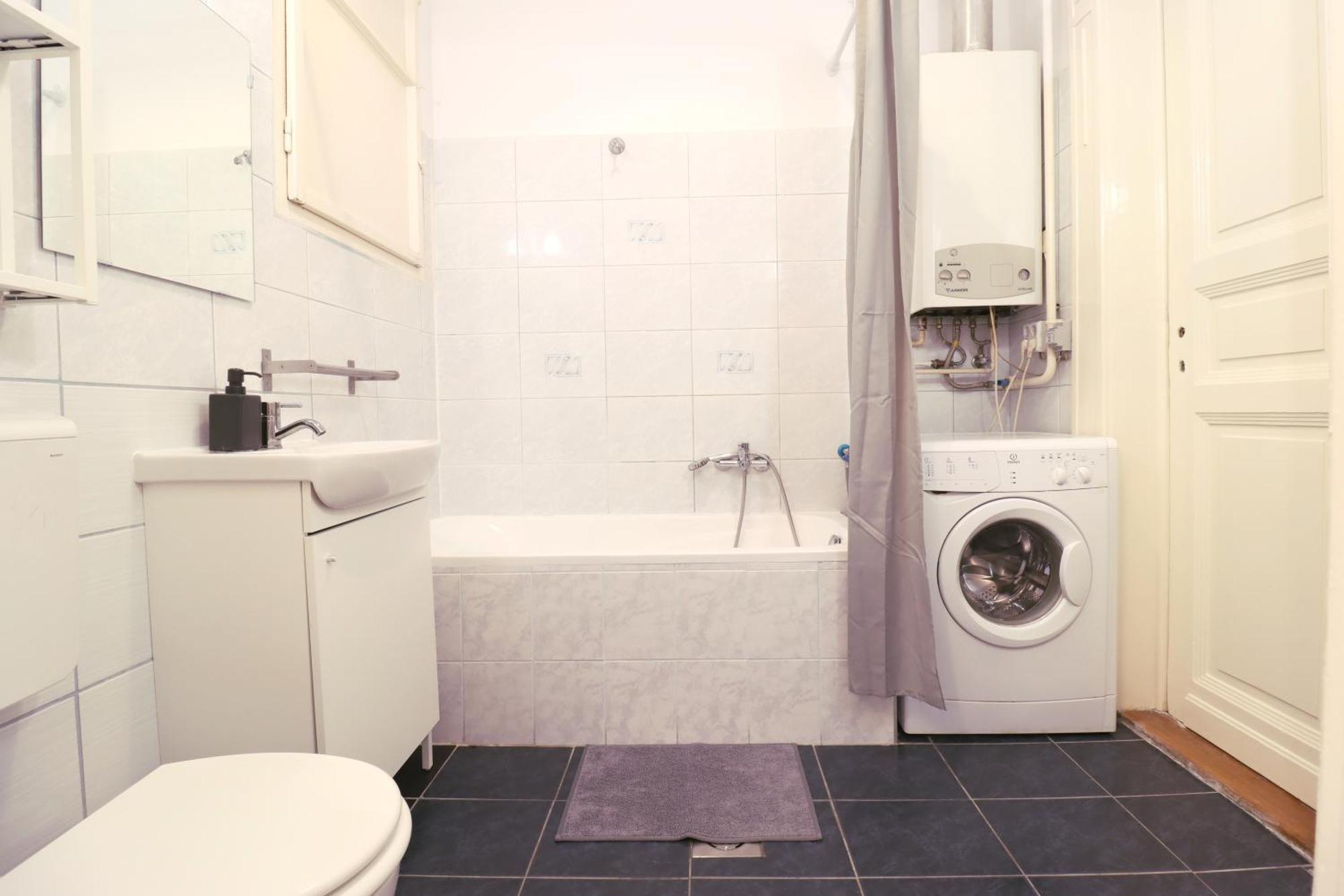 Joseph Boulevard Apartment - 3Bdr, 2Bath, 8Ppl Budapest Eksteriør billede
