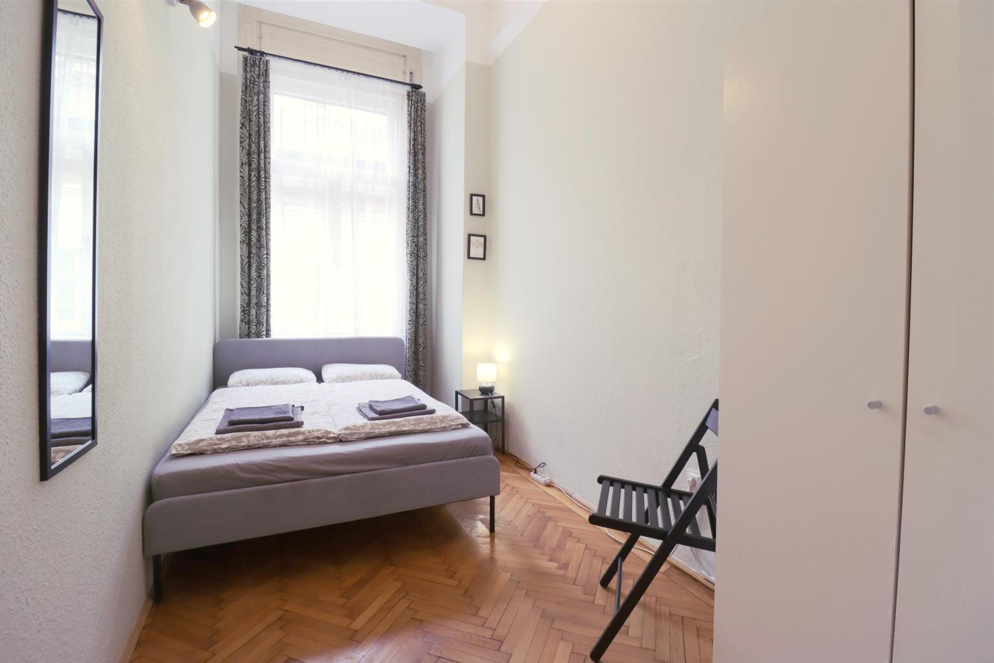 Joseph Boulevard Apartment - 3Bdr, 2Bath, 8Ppl Budapest Eksteriør billede
