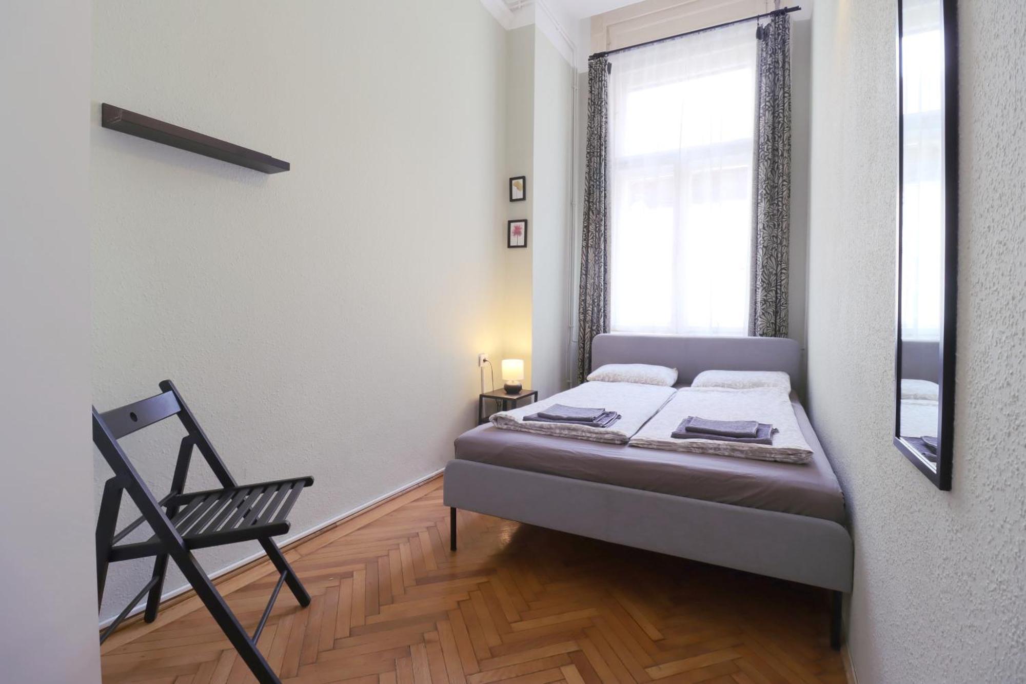 Joseph Boulevard Apartment - 3Bdr, 2Bath, 8Ppl Budapest Eksteriør billede