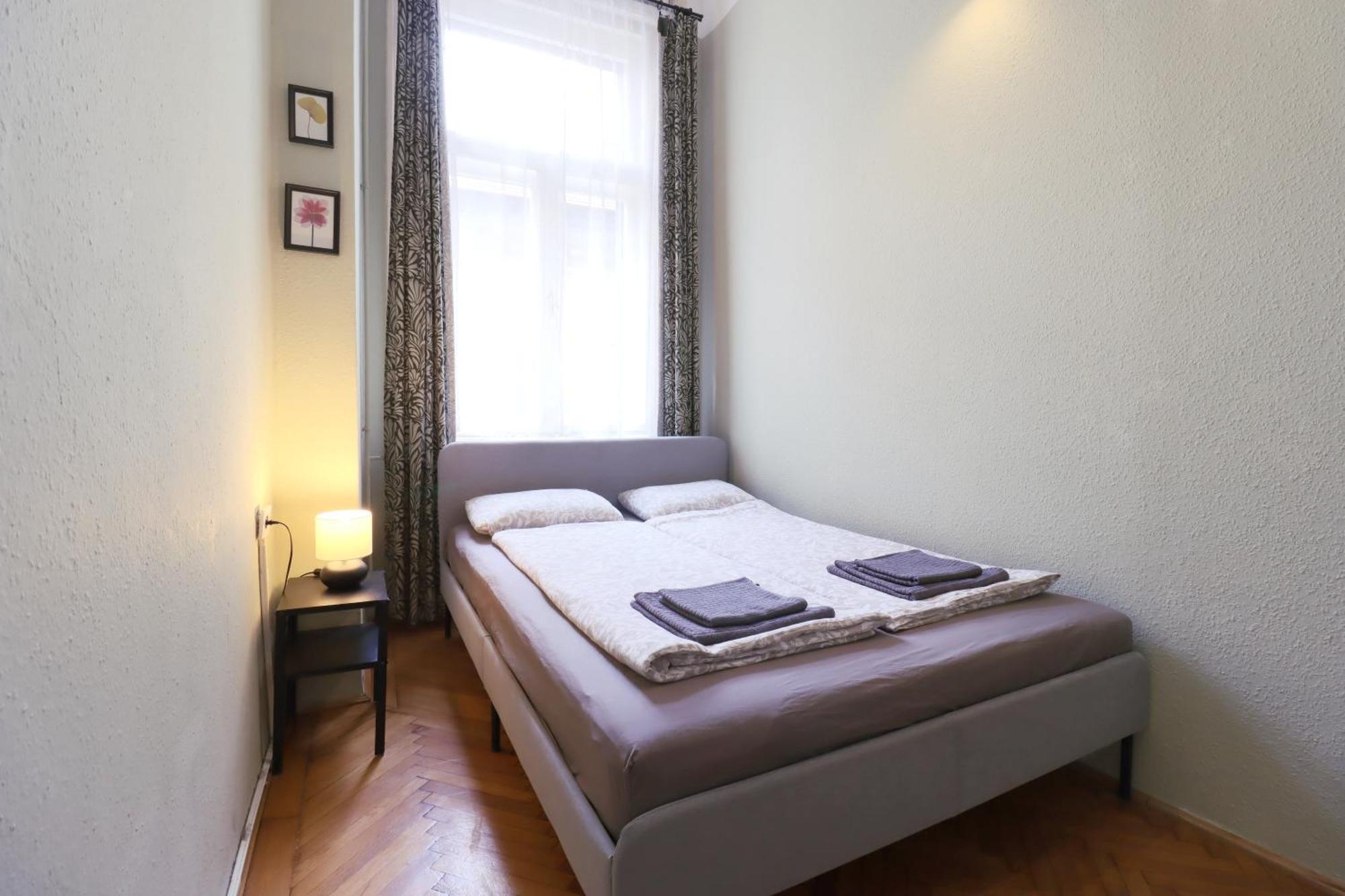 Joseph Boulevard Apartment - 3Bdr, 2Bath, 8Ppl Budapest Eksteriør billede